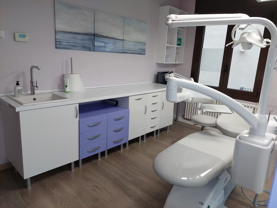 Interior de la Clínica Dental Dr. Argotte - Equipamiento avanzado para tratamientos dentales en Vic